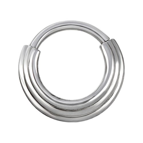 Silberner Septum Clicker aus Chirurgenstahl auf weißem Hintergrund