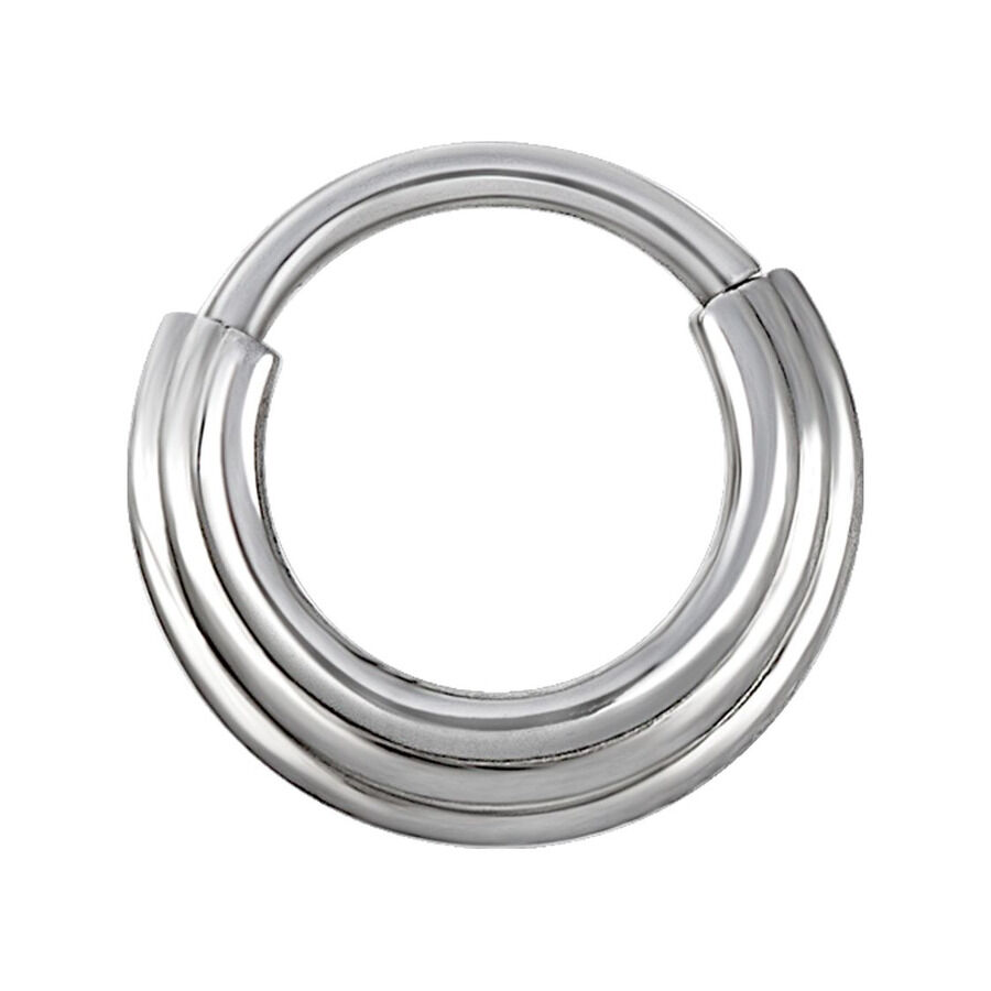 Silberner Septum Clicker aus Chirurgenstahl auf weißem Hintergrund