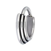 Silberner Septum Clicker aus Chirurgenstahl mit konkaver Form auf weißem Hintergrund