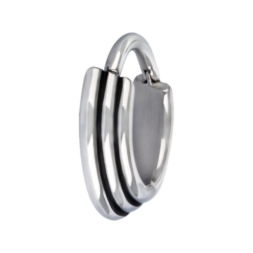 Silberner Septum Clicker aus Chirurgenstahl mit konkaver Form auf weißem Hintergrund