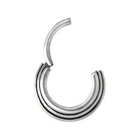 Silberner Septum Clicker mit konkaver Form auf weißem Hintergrund