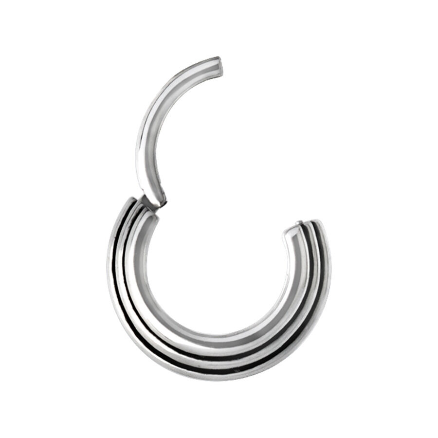 Silberner Septum Clicker mit konkaver Form auf weißem Hintergrund