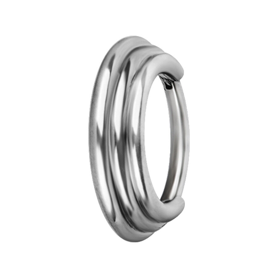 Silberner Septum Clicker aus Chirurgenstahl auf weißem Hintergrund
