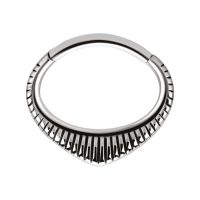 Silberner Indiana Clicker Piercingring mit gezacktem Design auf weißem Hintergrund