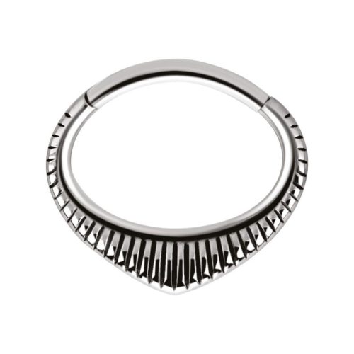 Silberner Indiana Clicker Piercingring mit gezacktem Design auf weißem Hintergrund