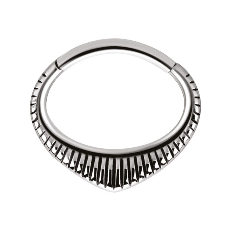 Silberner Indiana Clicker Piercingring mit gezacktem Design auf weißem Hintergrund