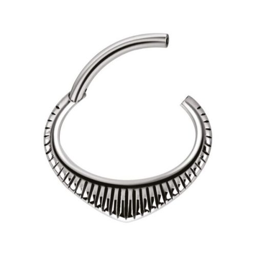 Silberner Septum Clicker mit gezacktem Design auf weißem Hintergrund