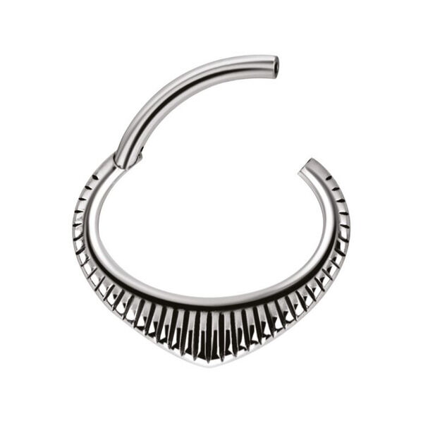 Silberner Septum Clicker mit gezacktem Design auf weißem Hintergrund