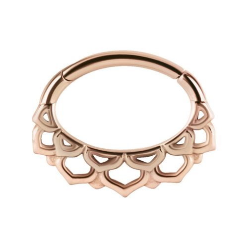 Roségoldener Septum Clicker mit Blütenmuster auf weißem Hintergrund