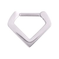 Silberner Triangle Septum Clicker aus Chirurgenstahl auf weißem Hintergrund