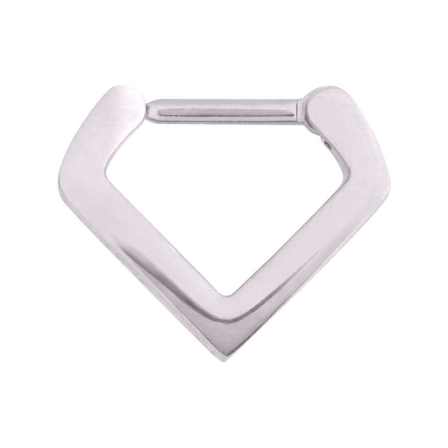 Silberner Triangle Septum Clicker aus Chirurgenstahl auf weißem Hintergrund