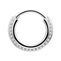 Silberner Septum Clicker mit klaren Kristallen auf weißem Hintergrund