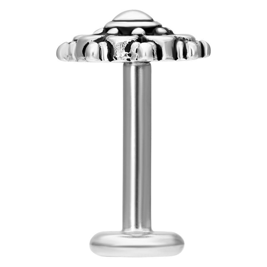 Silbernes Mandala Labret Piercing mit Innengewinde auf weißem Hintergrund