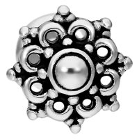 Silbernes Mandala Labret Piercing auf weißem Hintergrund, detailliertes Design