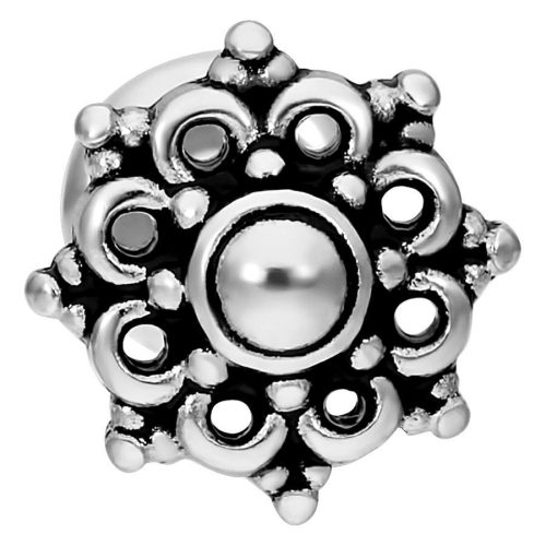 Silbernes Mandala Labret Piercing auf weißem Hintergrund, detailliertes Design