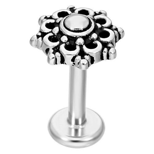 Silbernes Labret mit Mandala-Design auf weißem Hintergrund