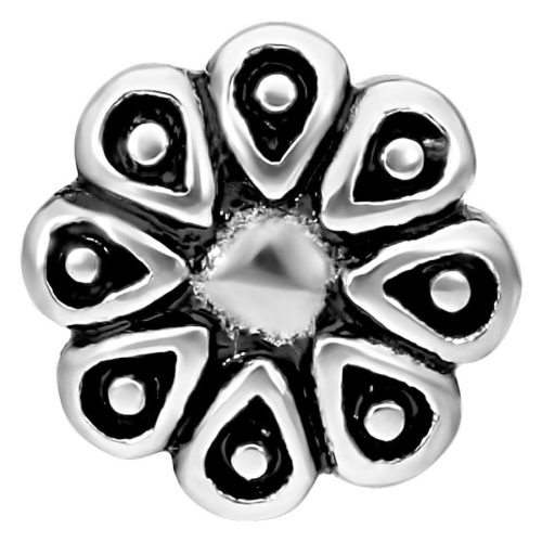 Silbernes Blossom Labret Piercing mit blumenförmigem Design auf weißem Hintergrund