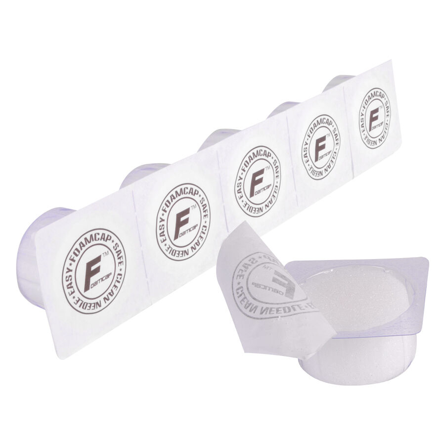 Weiße Foam Caps von Wildcat, nebeneinander auf weißem Hintergrund
