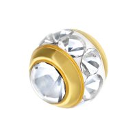 Goldener Piercing-Aufsatz mit klaren Kristallen auf weißem Hintergrund