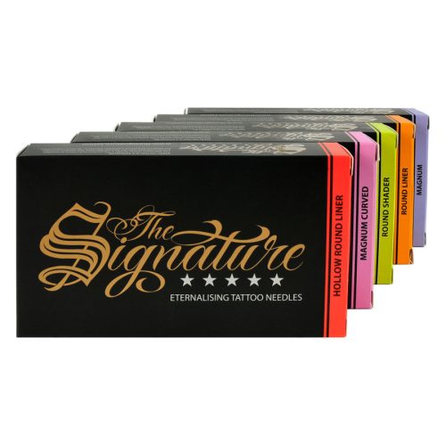 Fünf schwarze Schachteln mit 'The Signature' Aufschrift und bunten Seitenstreifen auf weißem Hintergrund