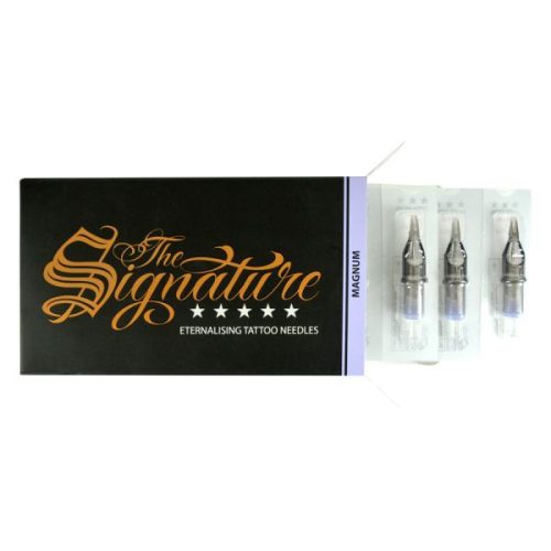 Schwarze Verpackung der Magnum Tattoo-Nadeln von Wildcat mit drei sichtbaren Nadeln auf weißem Hintergrund