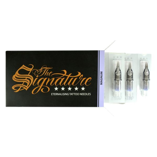 Schwarze Verpackung der Magnum Tattoo-Nadeln von Wildcat mit drei sichtbaren Nadeln auf weißem Hintergrund