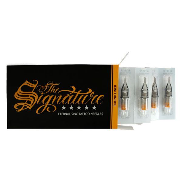 Schwarze Verpackung mit goldener Schrift und drei runde Tattoonadeln auf weißem Hintergrund