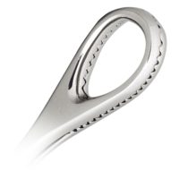 Nahaufnahme eines Edelstahl Piercing Werkzeugs mit gezacktem Griff