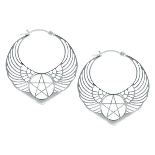 Zwei silberne Ohrringe mit Flügel- und Pentagramm-Design auf weißem Hintergrund