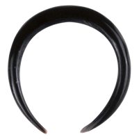 Schwarzes Horn Sichel Piercing auf weißem Hintergrund