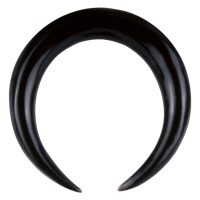 Schwarze Sichel aus Wasserbüffelhorn auf weißem Hintergrund
