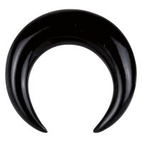 Schwarze Dehnsichel aus Horn auf weißem Hintergrund