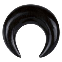 Schwarze Sichel aus Horn für Ohrpiercings auf weißem Hintergrund