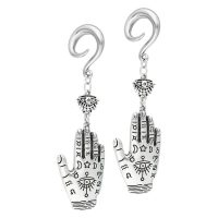 Zwei silber-goldene Hamsa Hand Ohrgewichte mit Haken auf weißem Hintergrund