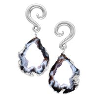 Zwei silberne Indian Agate Stone Ohrgewichte auf weißem Hintergrund