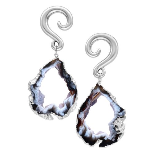 Zwei silberne Indian Agate Stone Ohrgewichte auf weißem Hintergrund