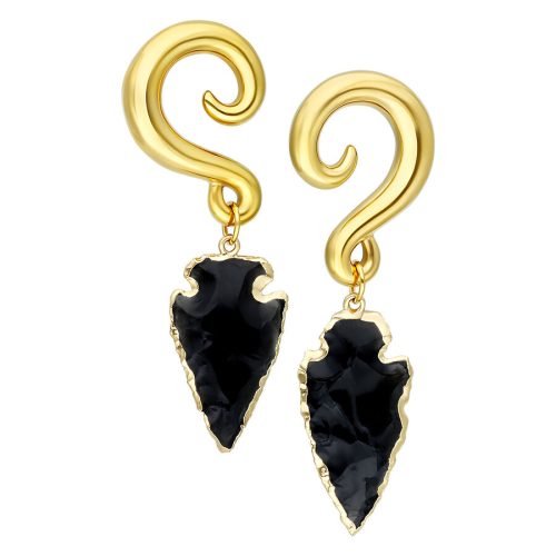 Goldene Ohrringe mit schwarzem Obsidian an weißem Hintergrund