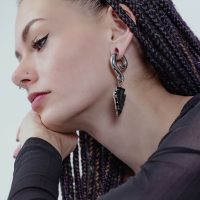 Frau mit Obsidian Stone Dangle Ohrgewicht in Silber, seitliches Profil