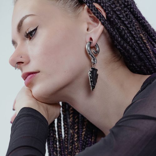 Frau mit Obsidian Stone Dangle Ohrgewicht in Silber, seitliches Profil
