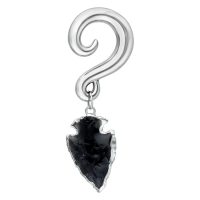 Silbernes Sicheldesign mit hängendem schwarzem Obsidianstein auf weißem Hintergrund