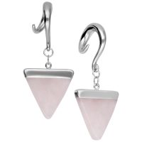 Zwei Rose Triangle Ohrgewichte aus silbernem Chirurgenstahl mit rosafarbenem Dreieck auf weißem Hintergrund