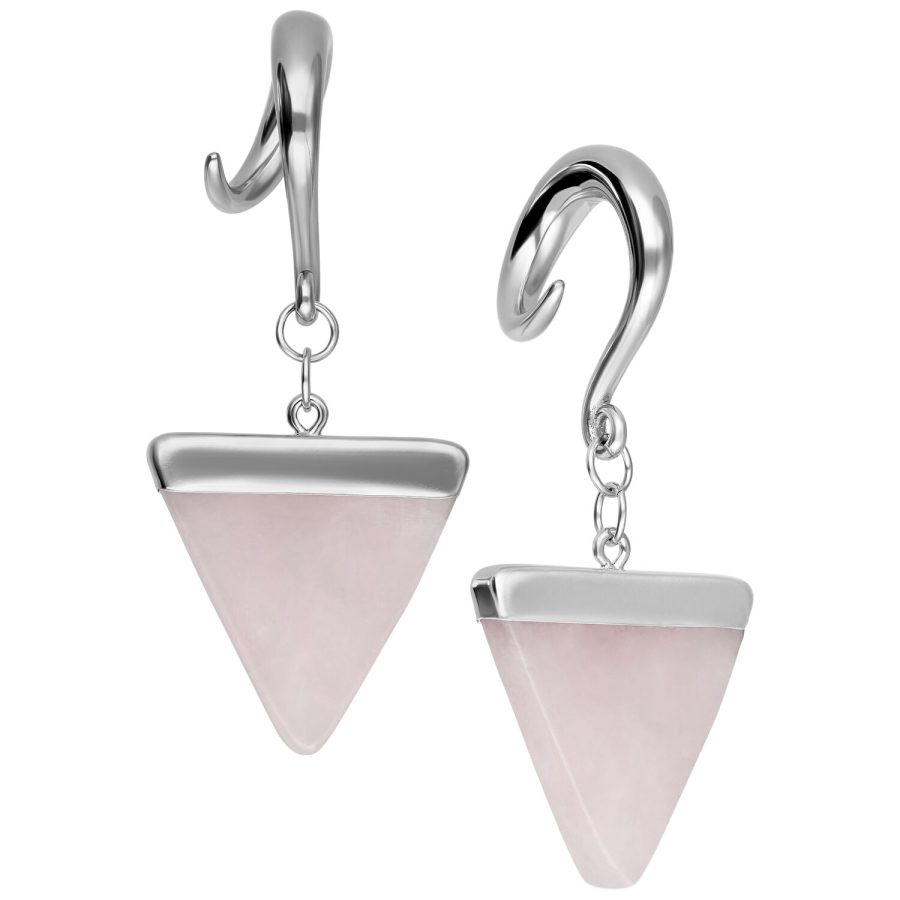 Zwei Rose Triangle Ohrgewichte aus silbernem Chirurgenstahl mit rosafarbenem Dreieck auf weißem Hintergrund