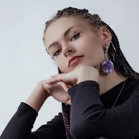 Frau mit Amethyst Ohrgewicht aus silbernem Chirurgenstahl und Piercings