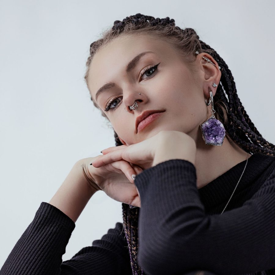 Frau mit Amethyst Ohrgewicht aus silbernem Chirurgenstahl und Piercings