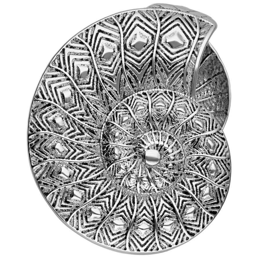 Silberne Fossil Ear Cuffs mit filigranem Muster auf weißem Hintergrund