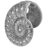Silberne Ear Cuff mit fossilähnlichem Muster auf weißem Hintergrund