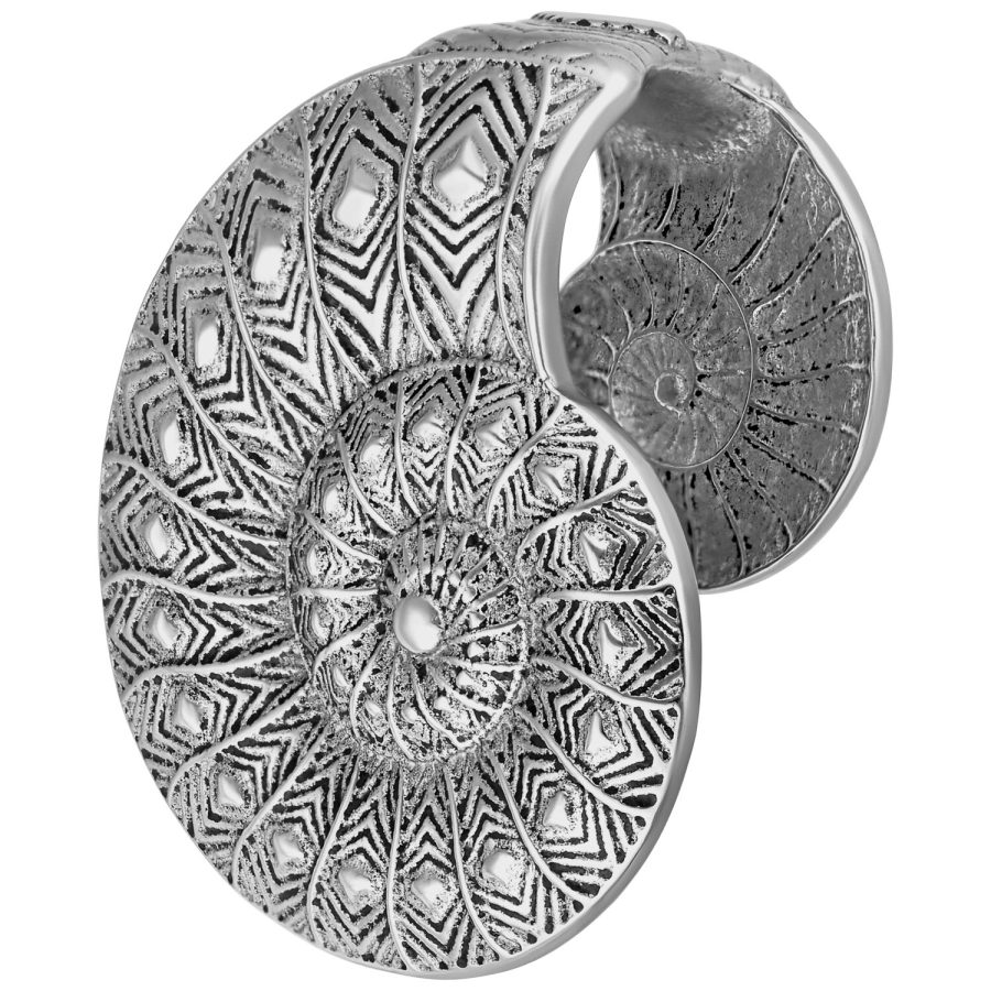 Silberne Ear Cuff mit fossilähnlichem Muster auf weißem Hintergrund