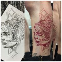 Rotes Tattoo-Schablonenpapier mit Gesichtsmotiv und fertigem Tattoo auf Bein