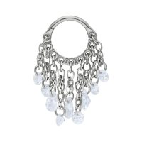 Silberner Piercing-Ring mit hängenden, klaren Kristallen auf weißem Hintergrund