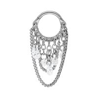 Silberner Titan-Piercingring mit hängenden Kristallen auf weißem Hintergrund